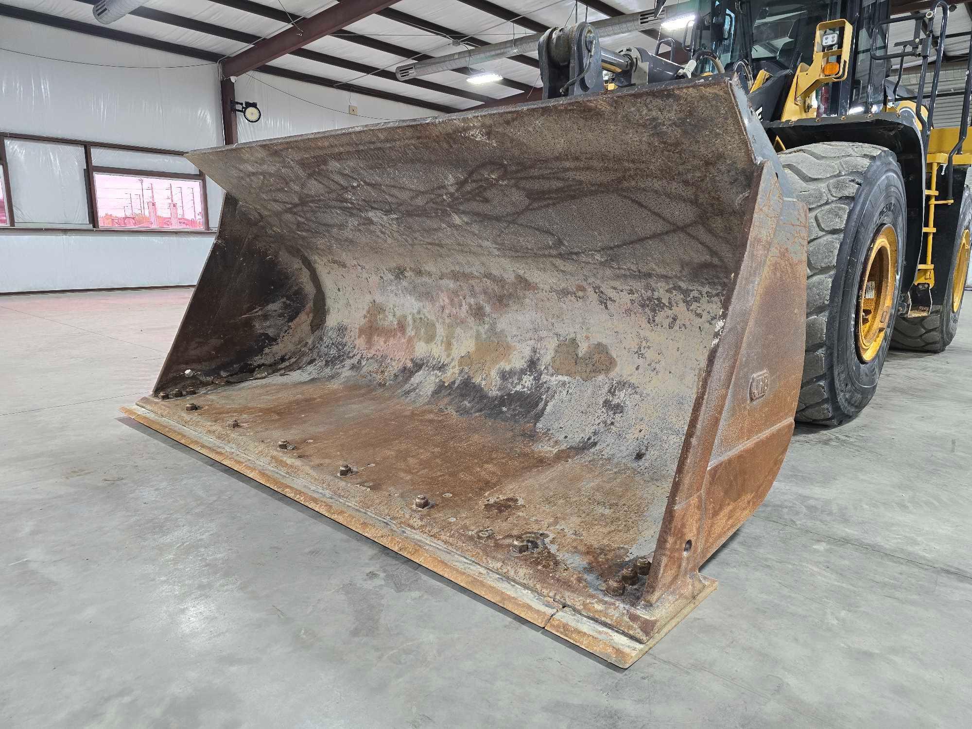 2019 John Deere 744L Wheel Loader