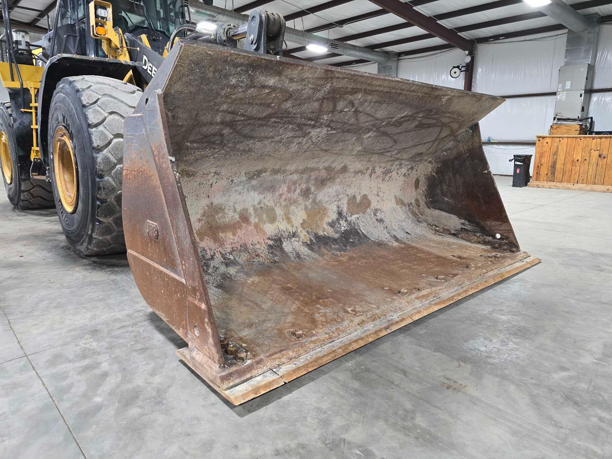 2019 John Deere 744L Wheel Loader
