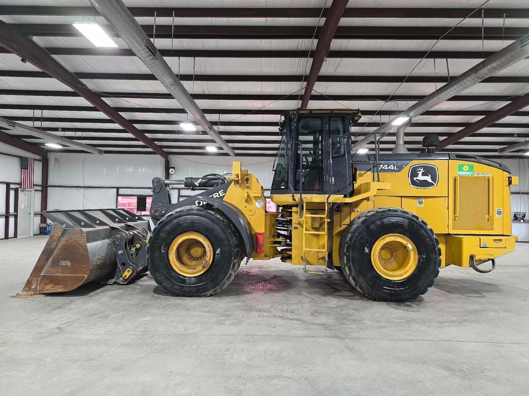 2019 John Deere 744L Wheel Loader