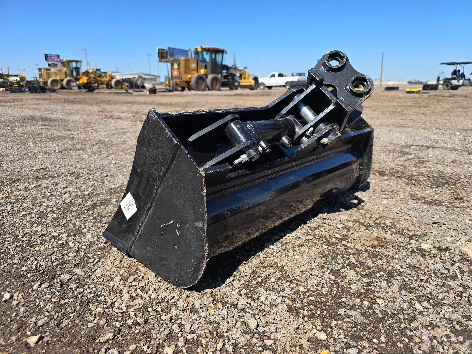 NEW/UNUSED 2025 Future 32 inch Tilting Excavator Bucket