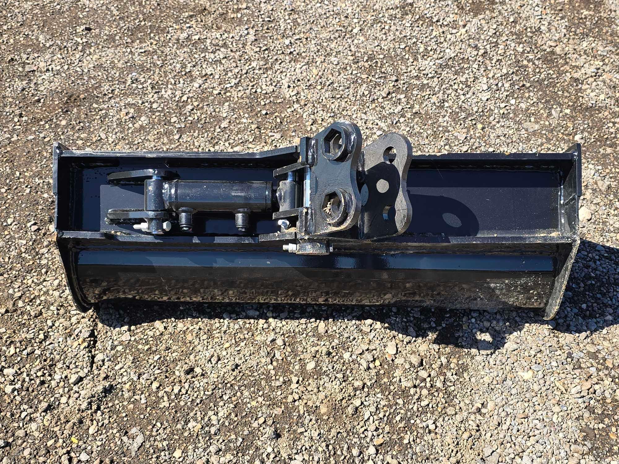 NEW/UNUSED 2025 Future 32 inch Tilting Excavator Bucket