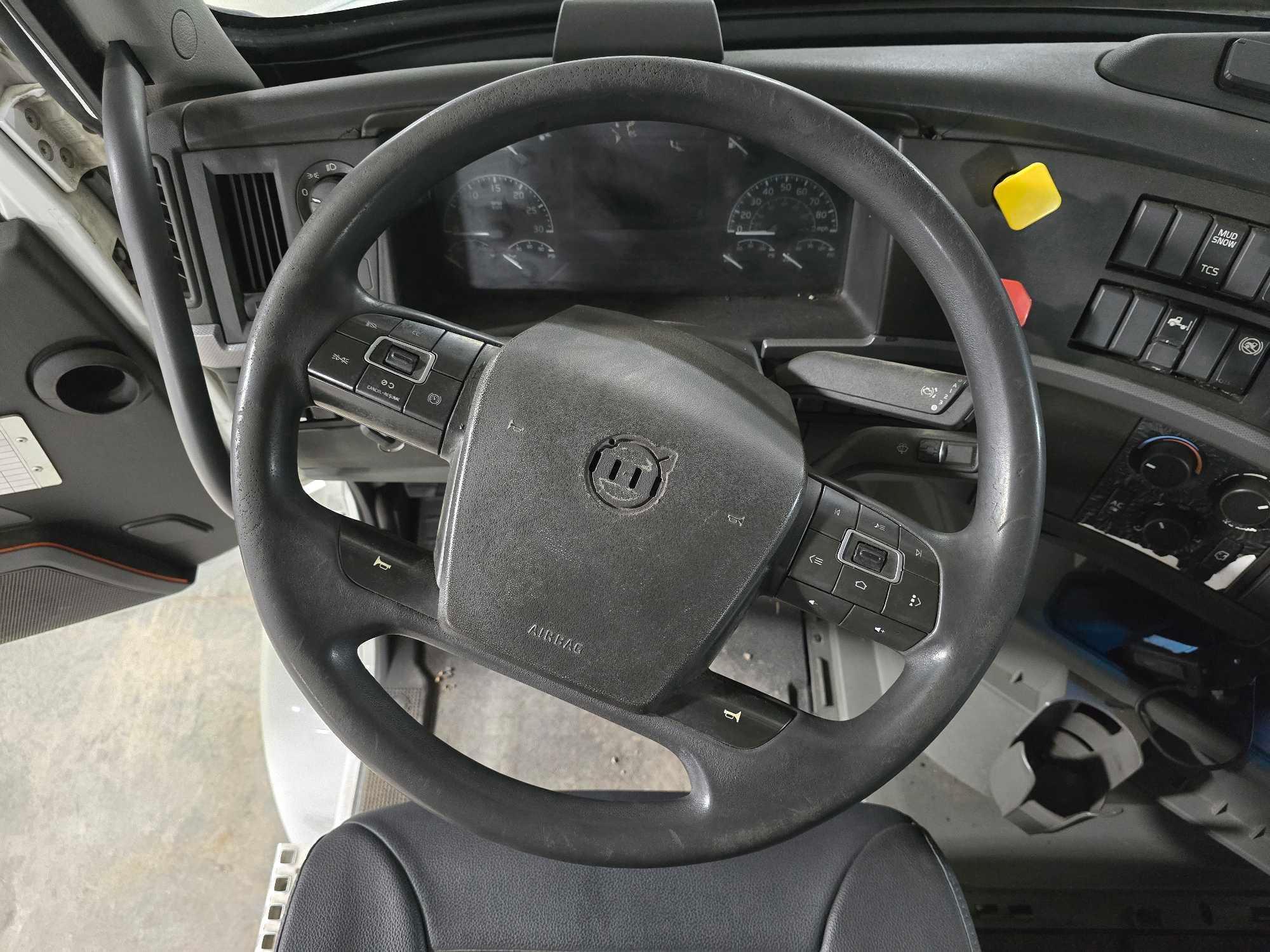 2019 Volvo VNR64T Day Cab Truck Tractor