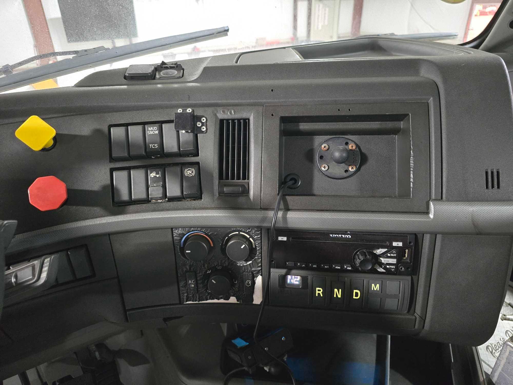 2019 Volvo VNR64T Day Cab Truck Tractor