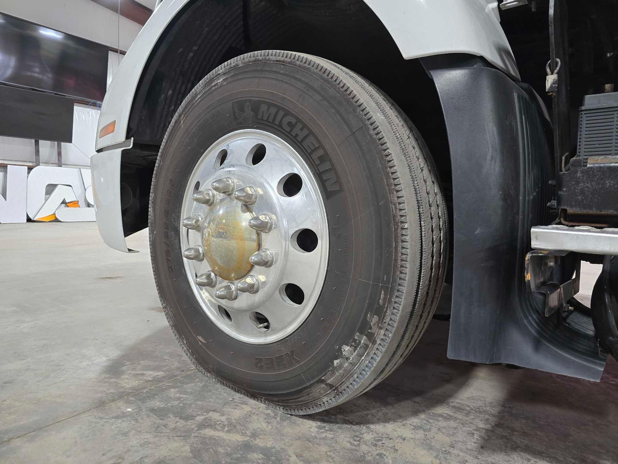 2019 Volvo VNR64T Day Cab Truck Tractor