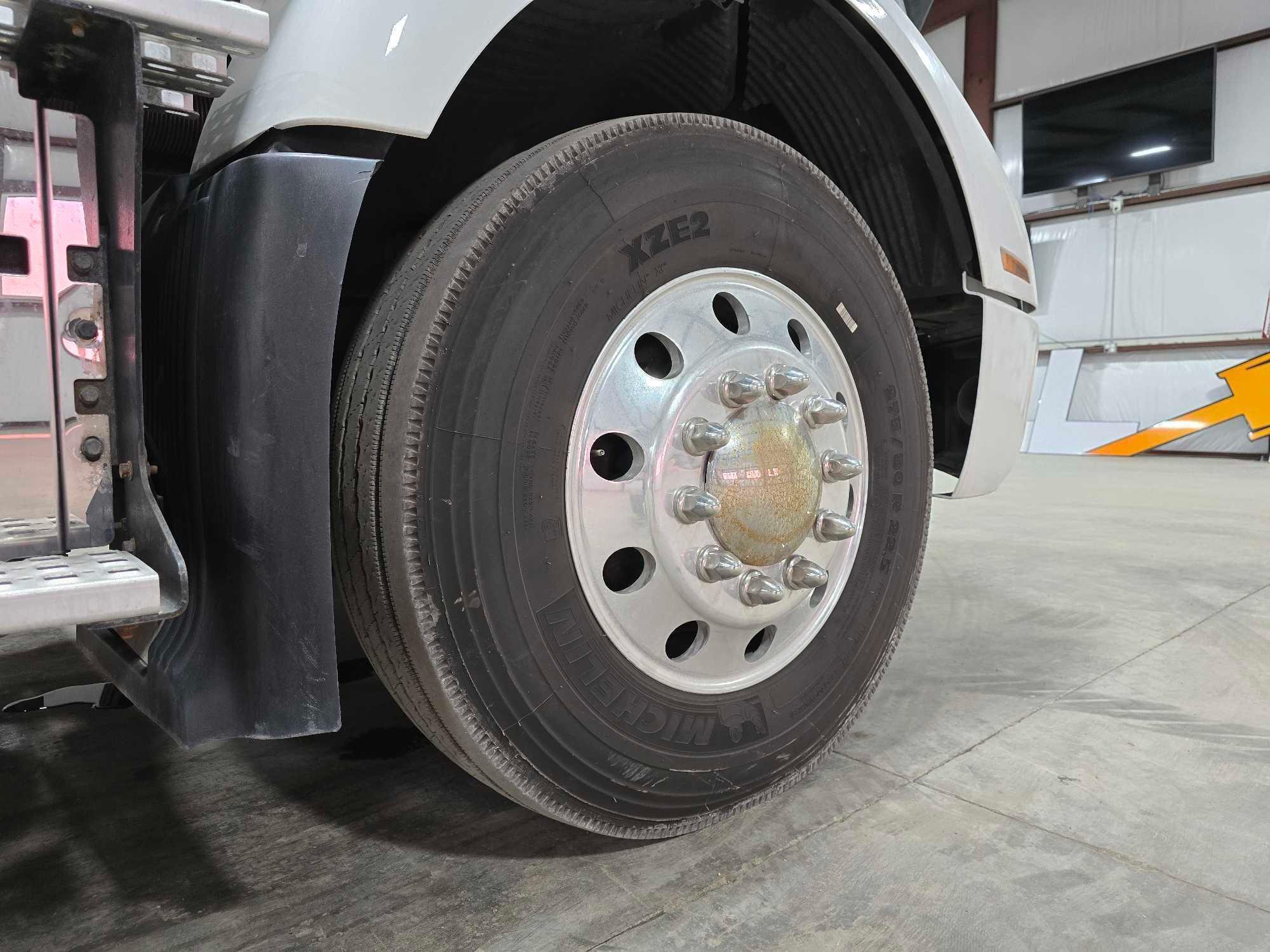 2019 Volvo VNR64T Day Cab Truck Tractor