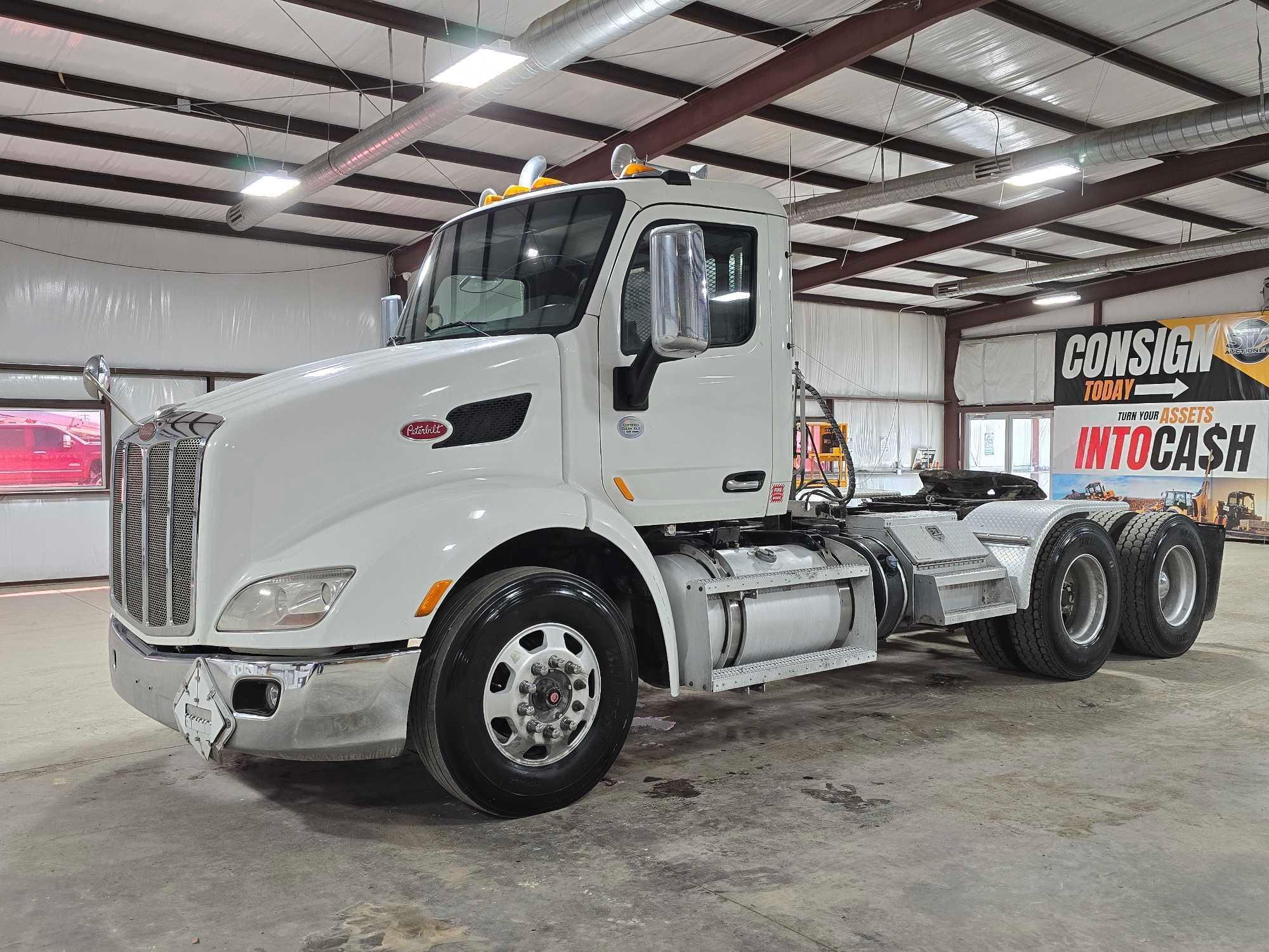 2014 Peterbilt 579 Day Cab Truck Tractor