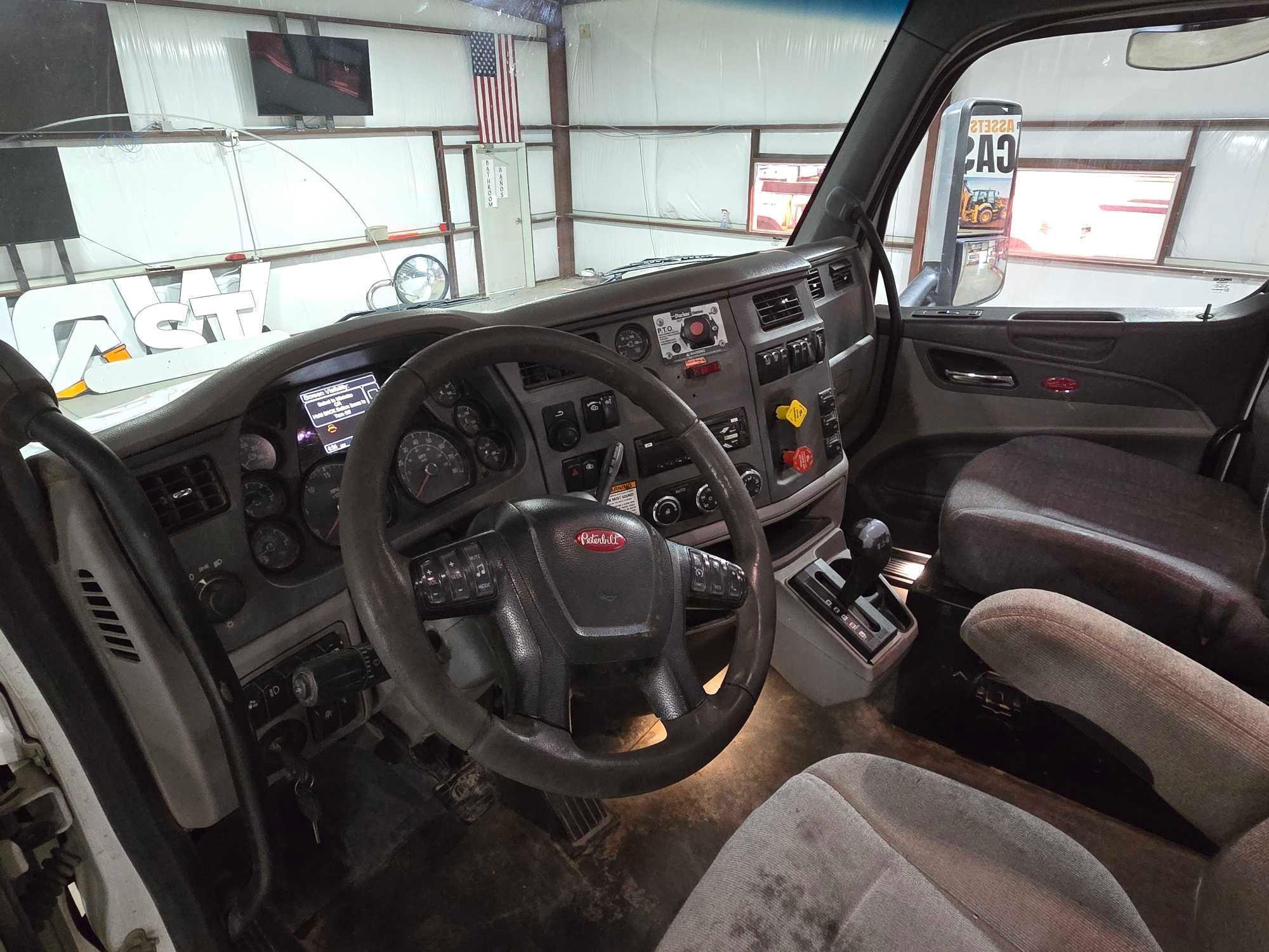 2014 Peterbilt 579 Day Cab Truck Tractor