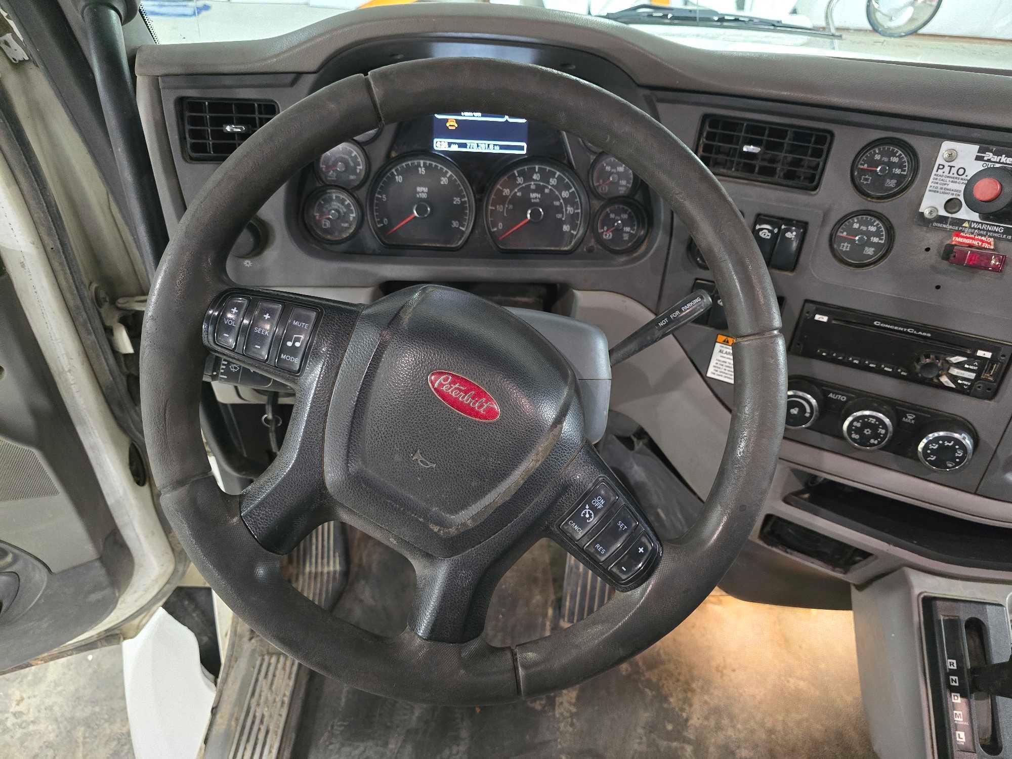 2014 Peterbilt 579 Day Cab Truck Tractor