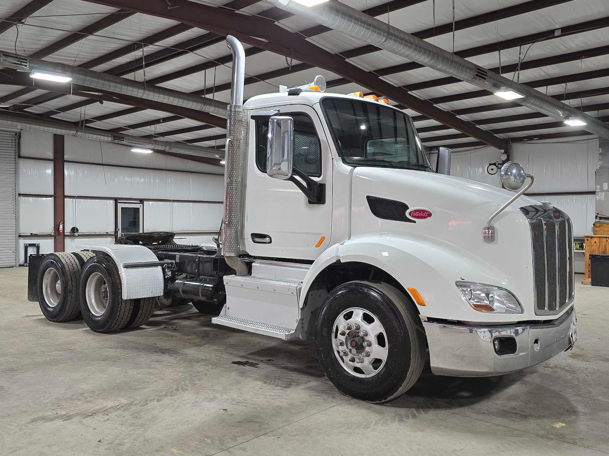 2014 Peterbilt 579 Day Cab Truck Tractor
