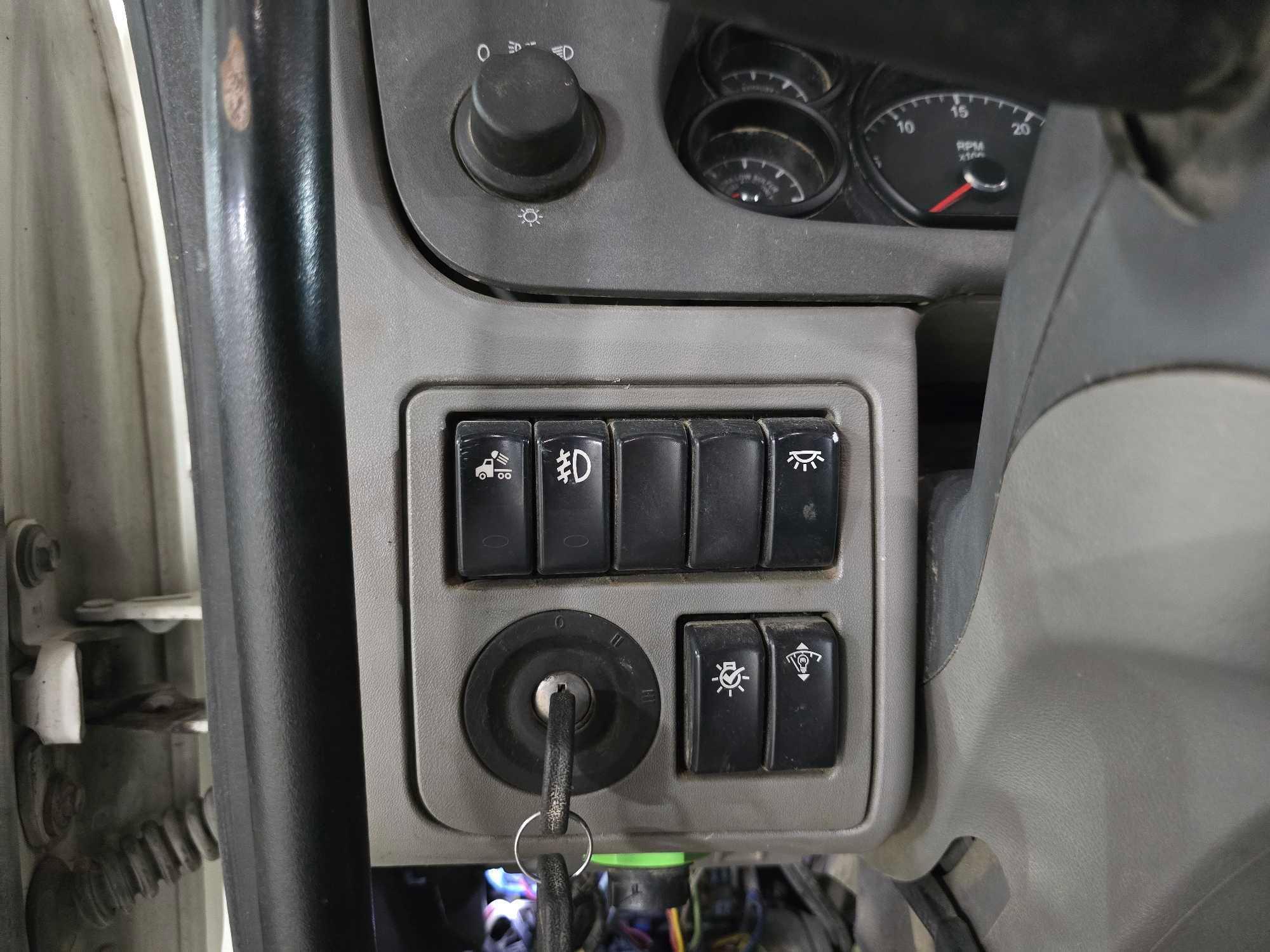 2014 Peterbilt 579 Day Cab Truck Tractor