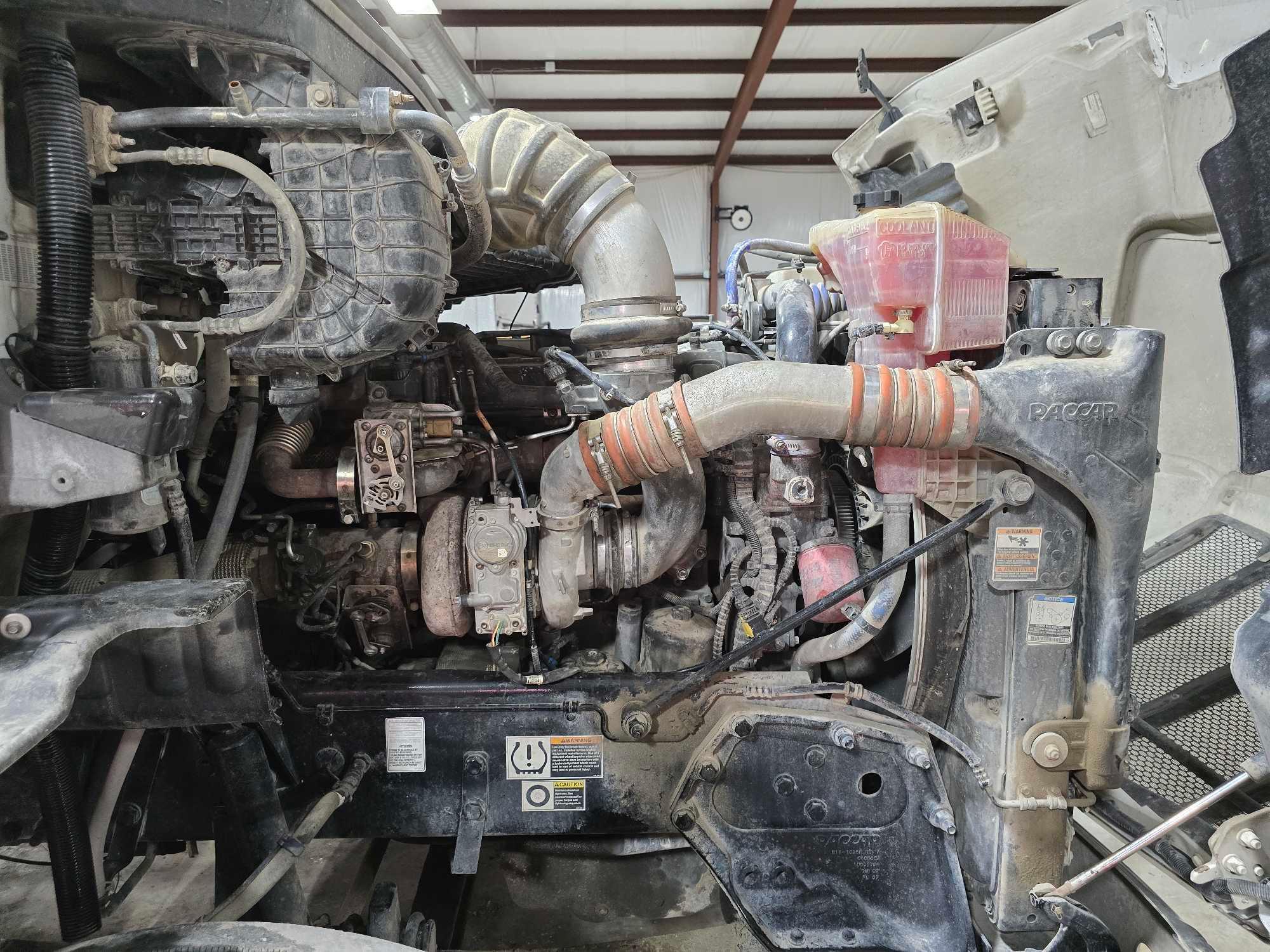 2014 Peterbilt 579 Day Cab Truck Tractor