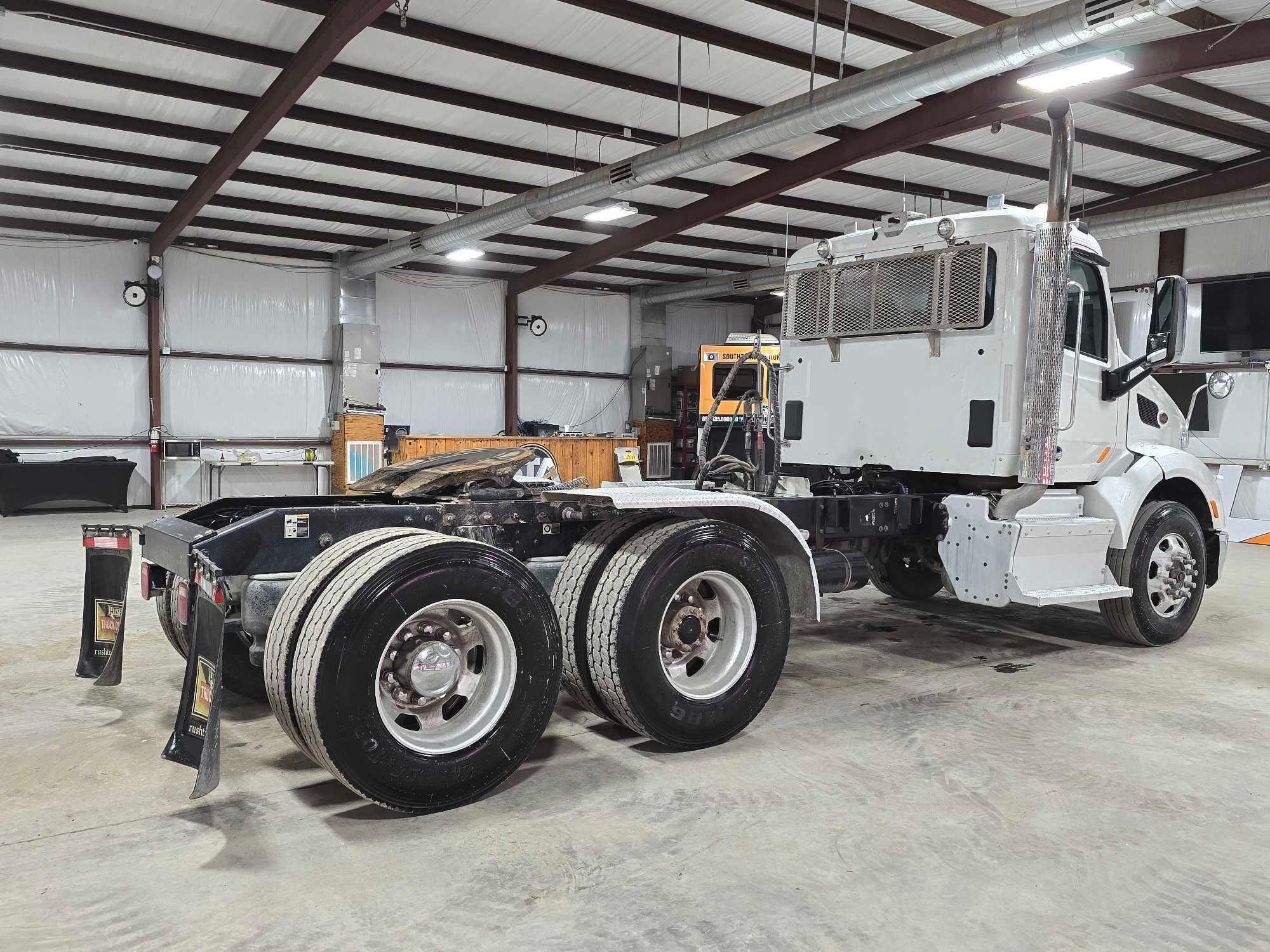 2014 Peterbilt 579 Day Cab Truck Tractor
