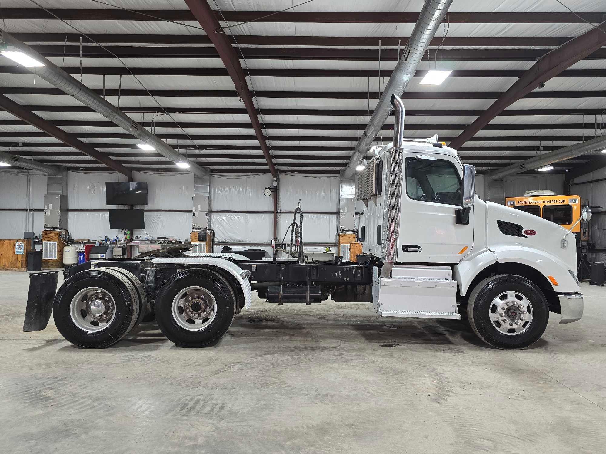 2014 Peterbilt 579 Day Cab Truck Tractor