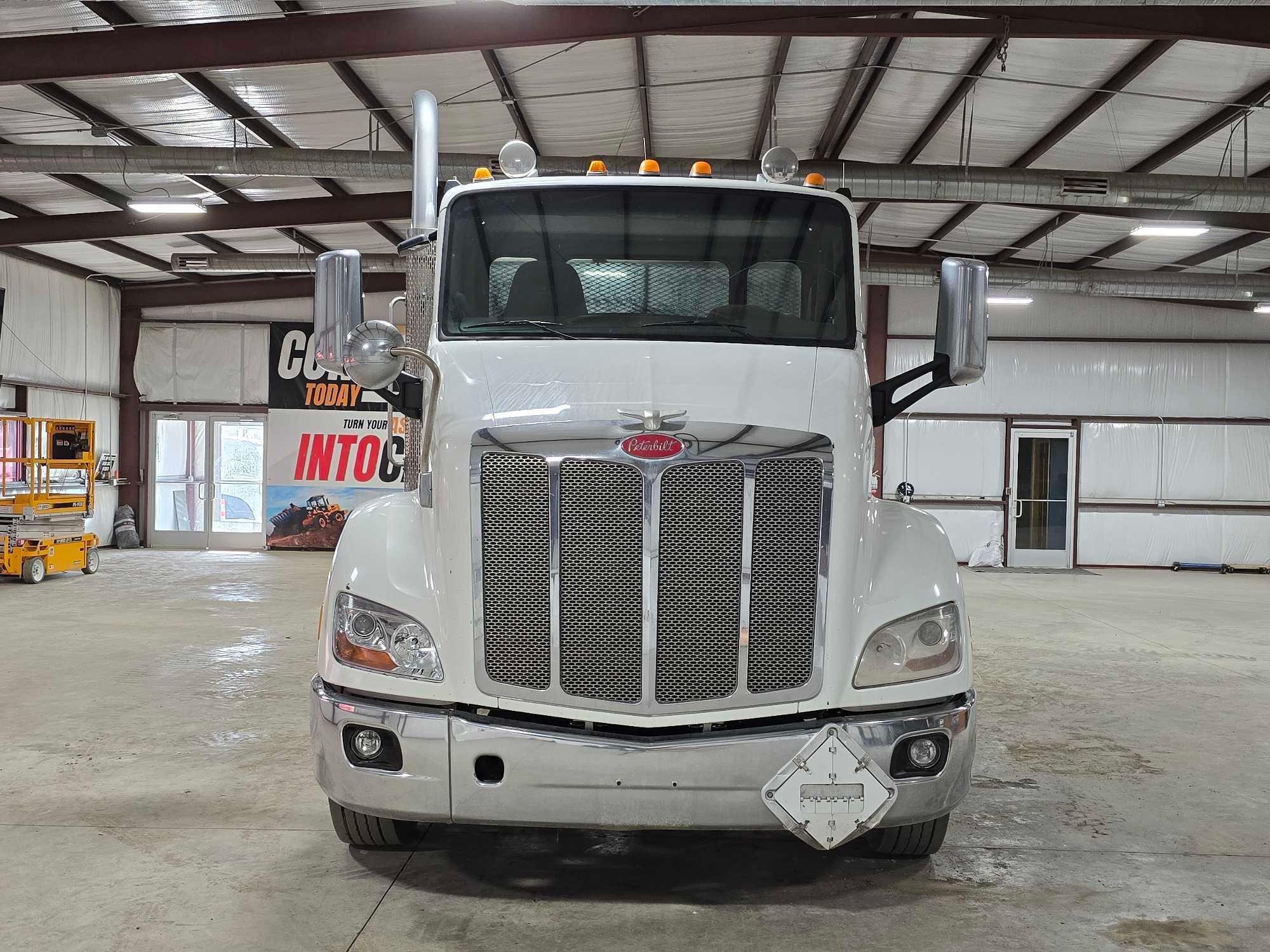 2014 Peterbilt 579 Day Cab Truck Tractor