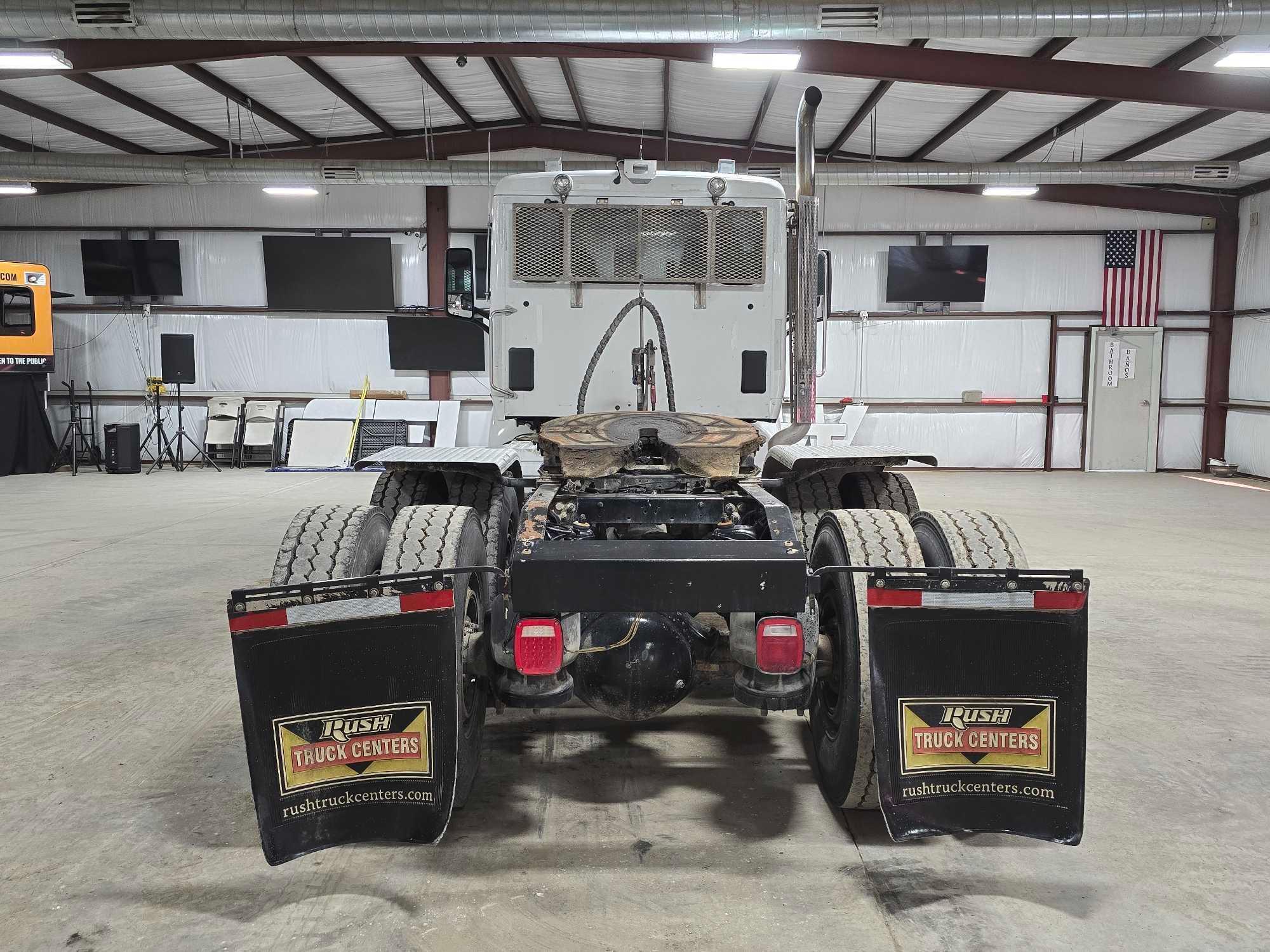 2014 Peterbilt 579 Day Cab Truck Tractor