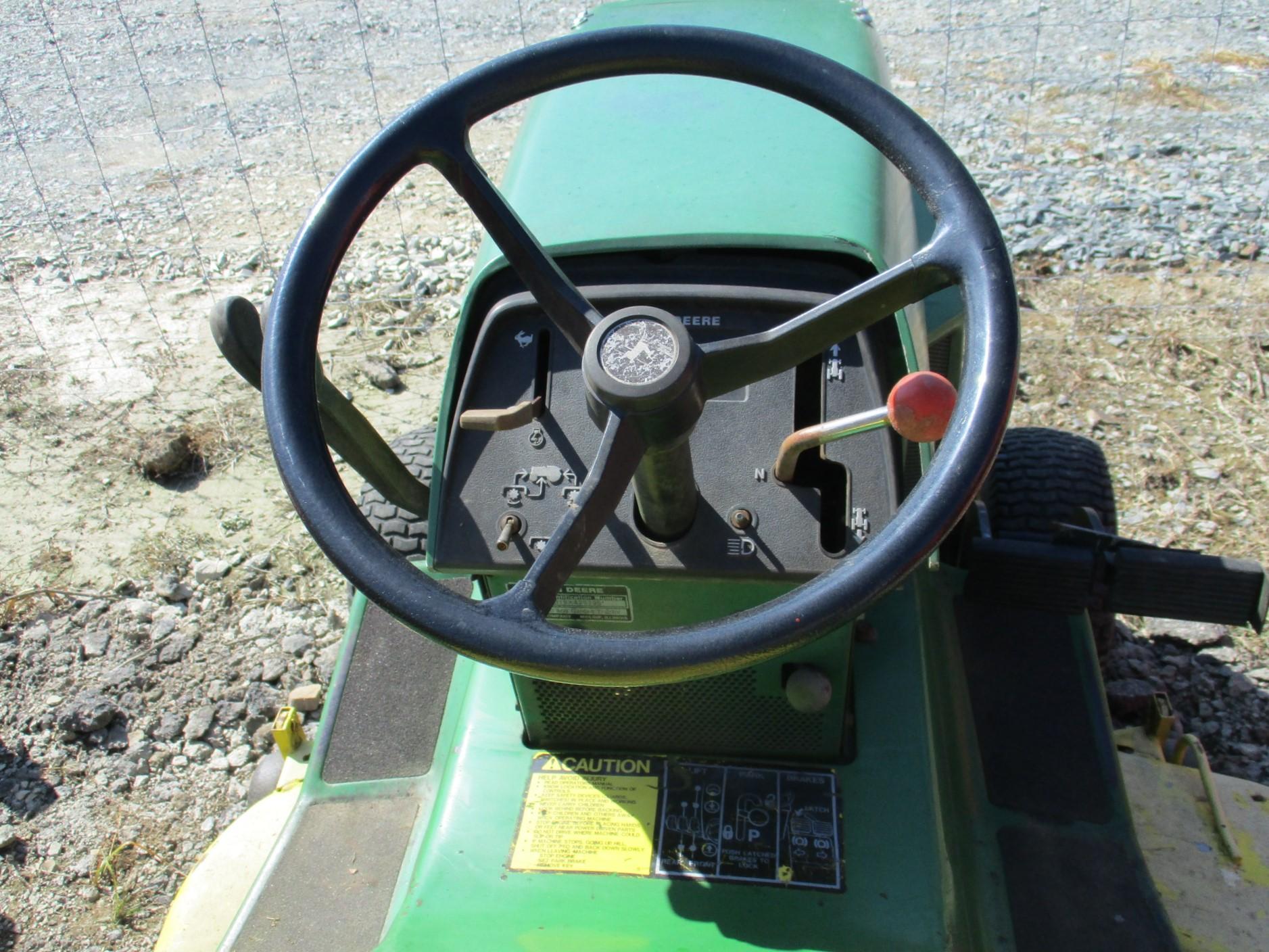 John Deere 318 Riding Mower