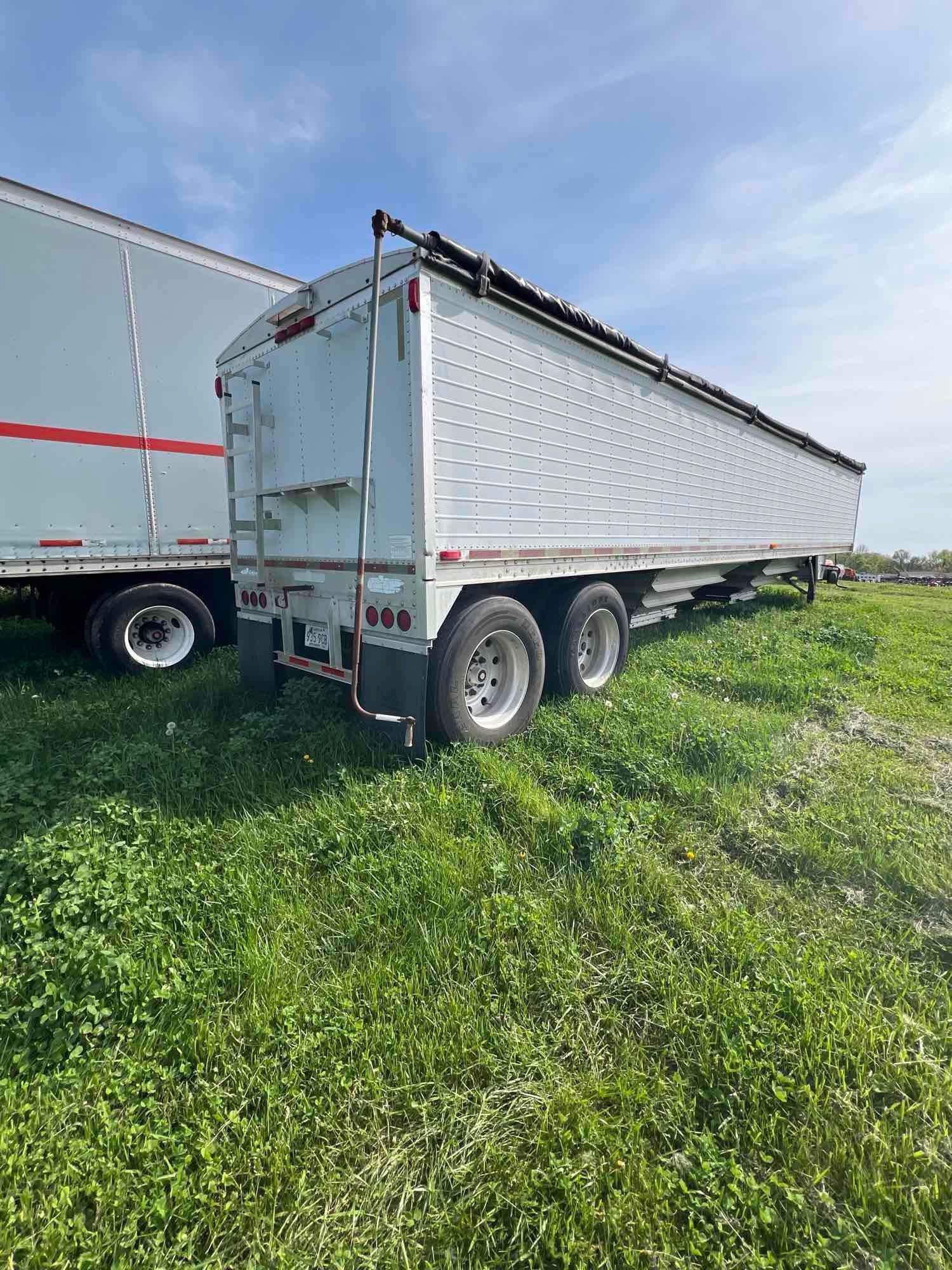 1999 Wilson semi grain trailer