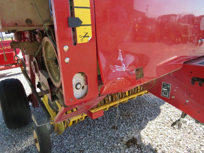 2011 NH BR7090 ROUND BALER