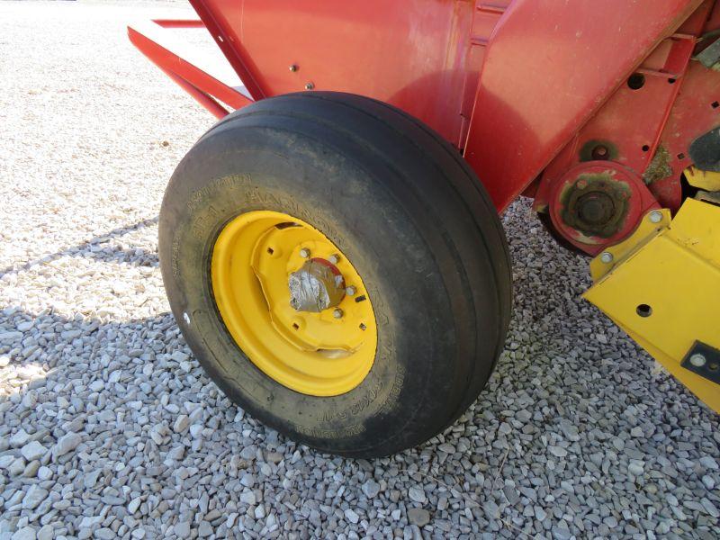 2011 NH BR7090 ROUND BALER