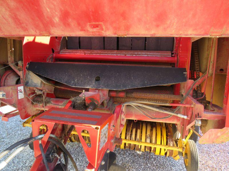 2011 NH BR7090 ROUND BALER