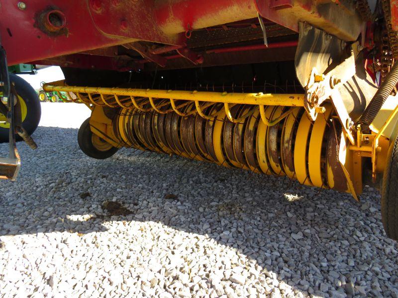 2011 NH BR7090 ROUND BALER