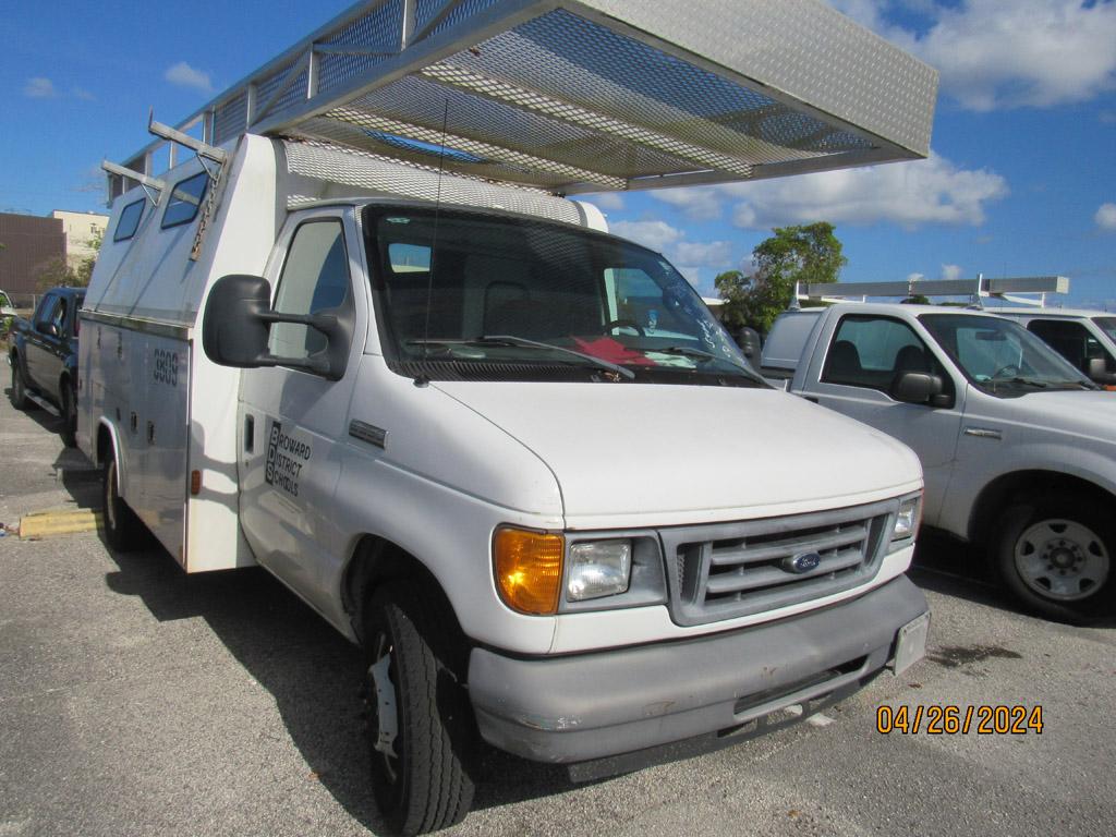 2007 Ford E-350 Cab & Chassis Cutaway Utility Truck