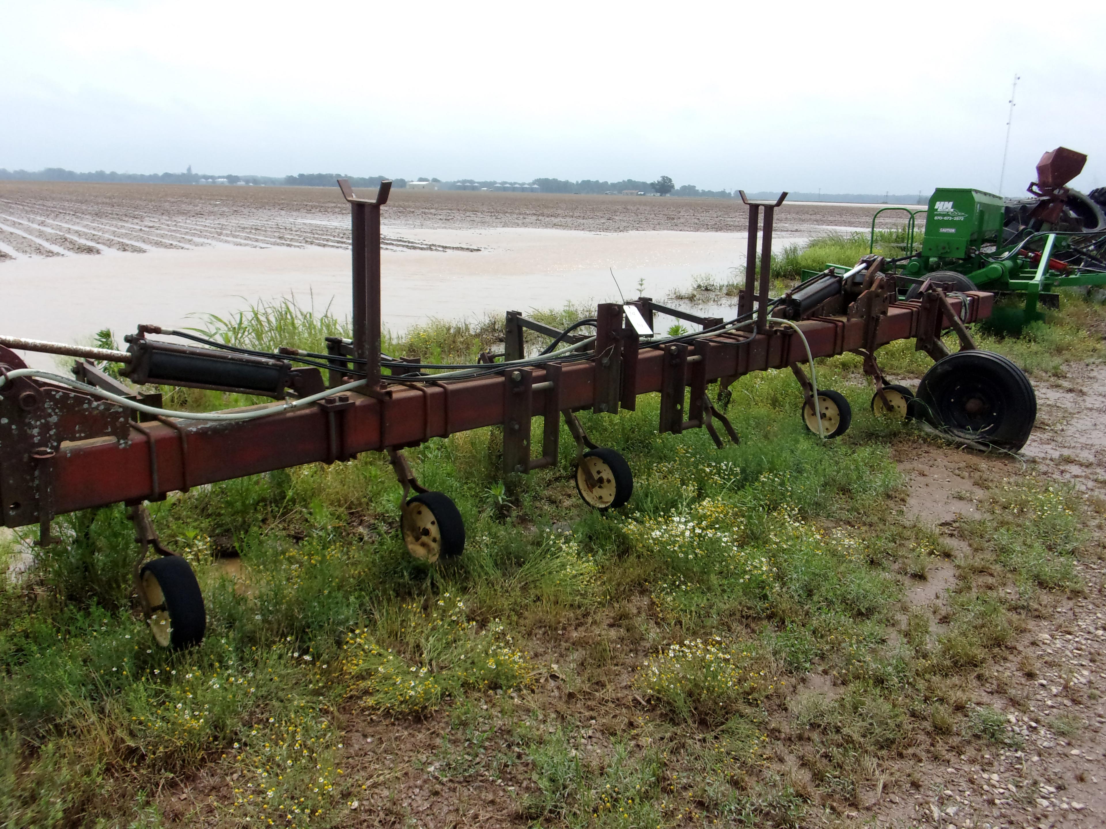 Dickey 8 row wide hyd fold Cult