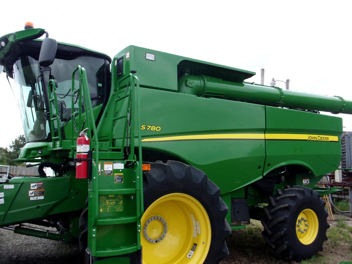 John Deere S780 MRWD Combine, apx 929 sep hrs