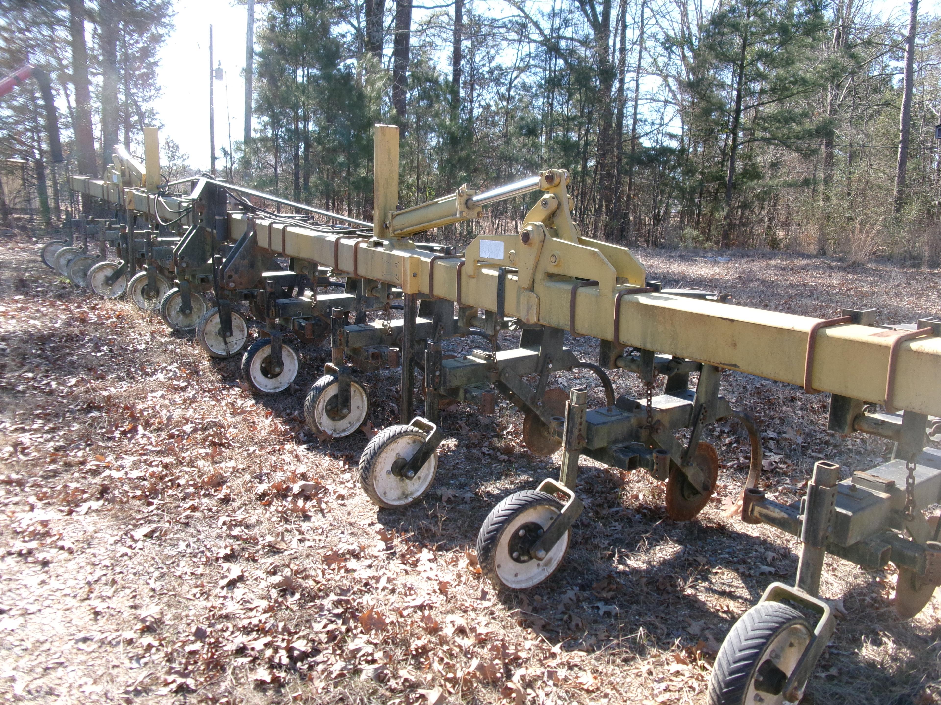 Landoll 12 row 38" hyd fold Cult