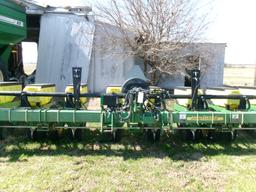 John Deere 1700 8 row 30" Rigid Vacuum Planter w/3 bu plastic hoppers
