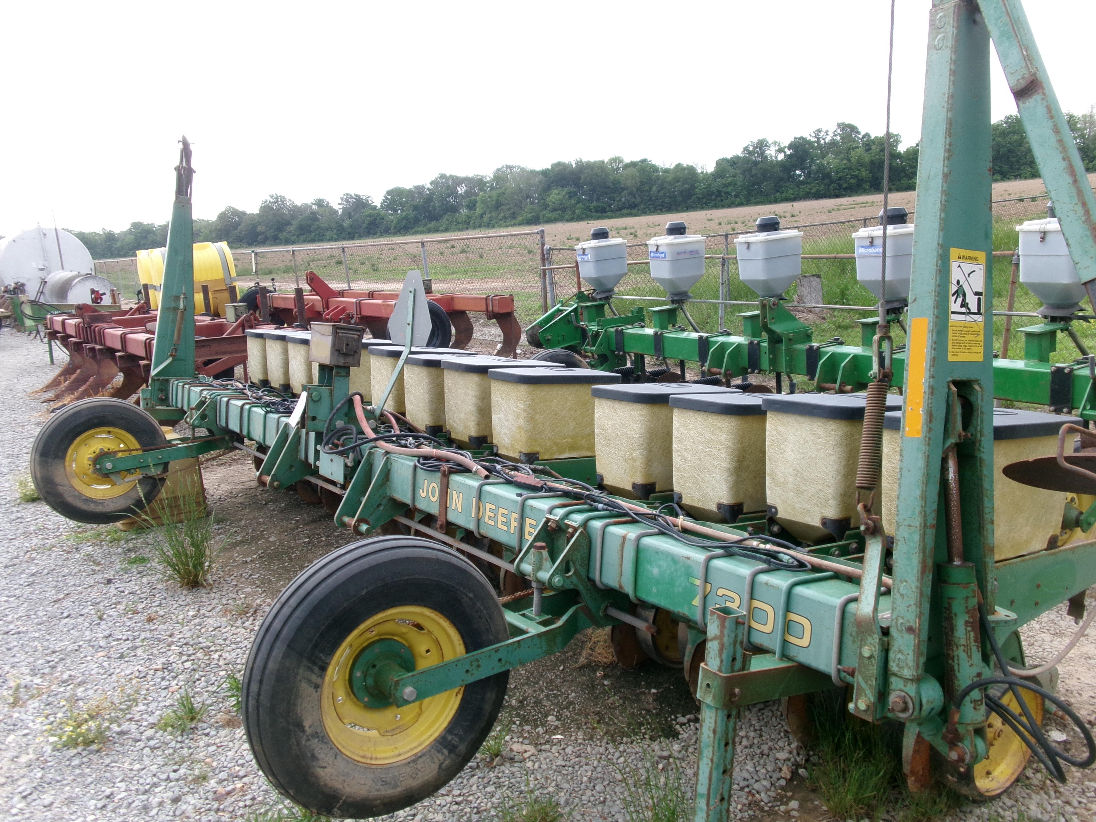 John Deere 7300 12 row Narrow Planter, #8101666