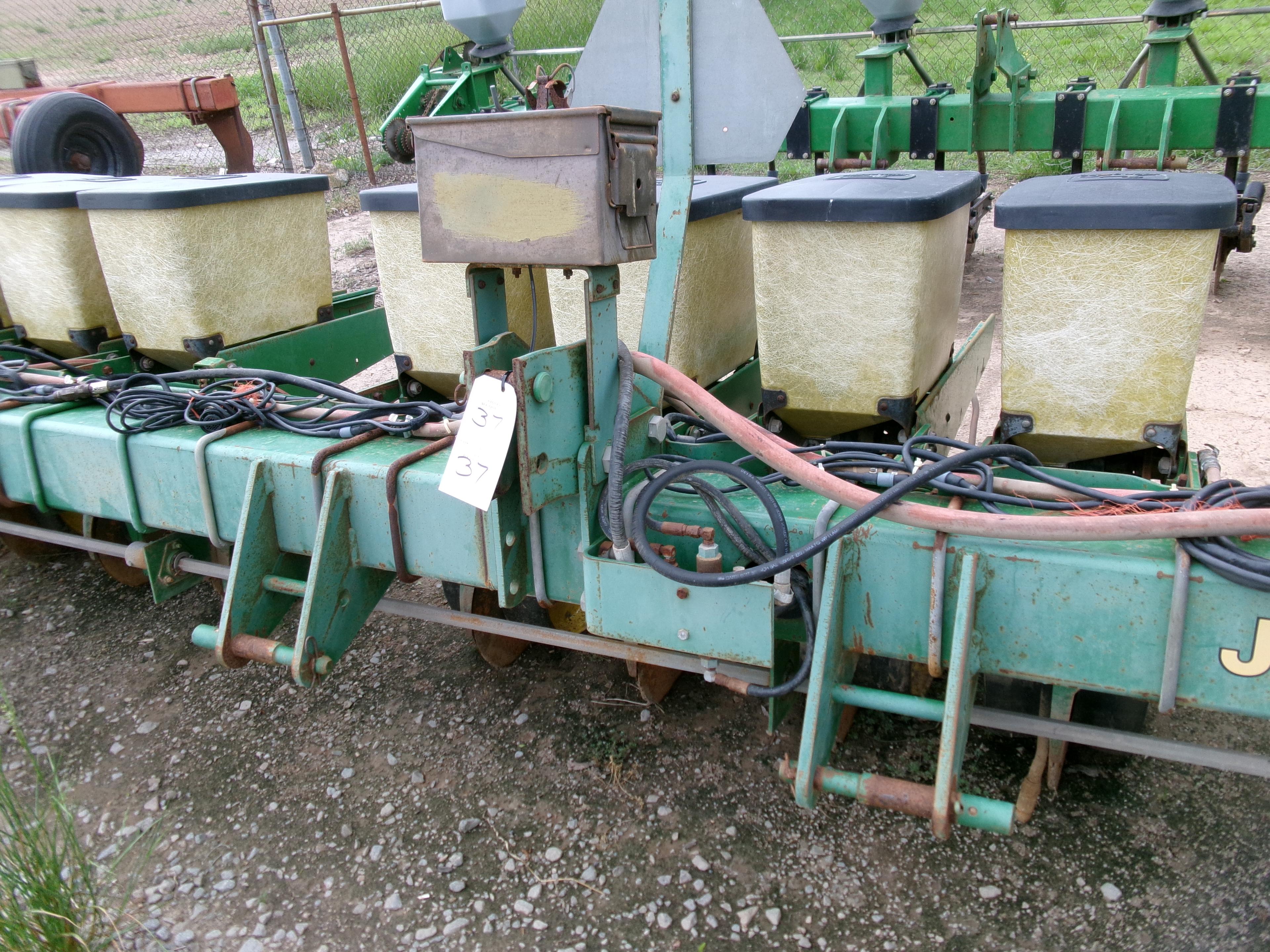 John Deere 7300 12 row Narrow Planter, #8101666