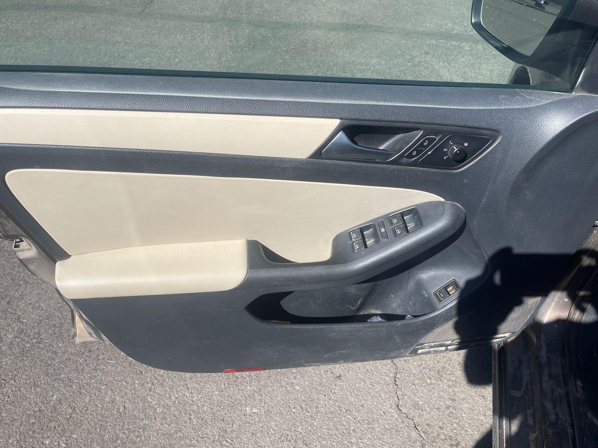 2012 VW Jetta w/ leather