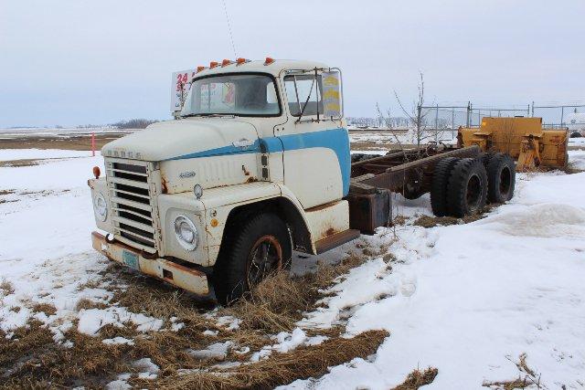 DODGE 500 TANDEM TAG TRUCK, V8- GAS,