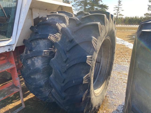 1975 CASE 1370 TRACTOR, 4X3 POWERSHIFT, 2HYD, 3PT, 1 3/8" 1000 PTO, NEWER INSIDE 20.8R38 REARS,