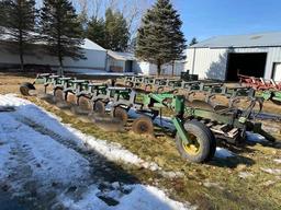 JOHN DEERE 2800 6 BOTTOM ON LAND PLOW, AUTO RESET, HYD VARI-WIDTH, SEMI INT, (6) COULTERS