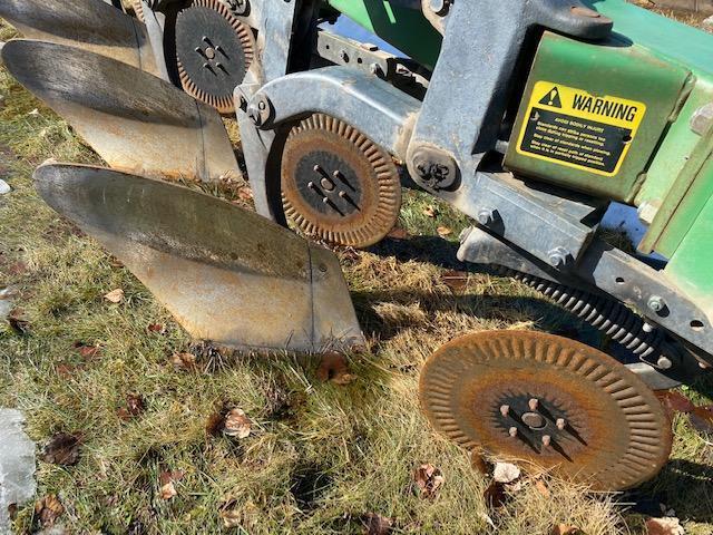 JOHN DEERE 2800 6 BOTTOM ON LAND PLOW, AUTO RESET, HYD VARI-WIDTH, SEMI INT, (6) COULTERS