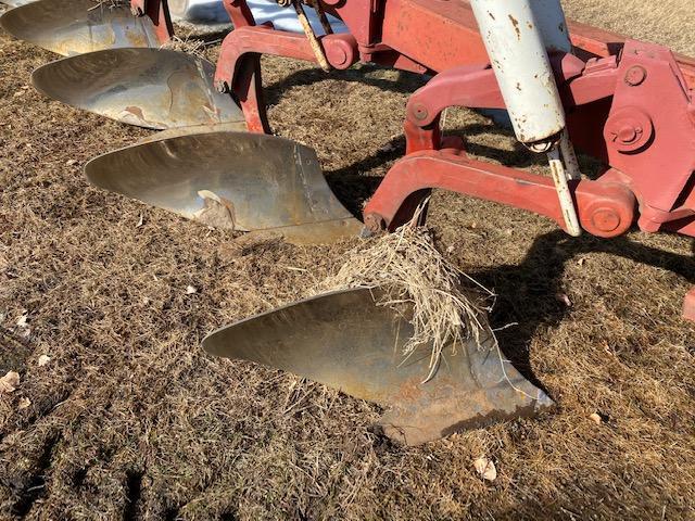 IH 710 5-18" PLOW, SEMI INT, AUTO RESET, (1) COULTER, NEW LAYS