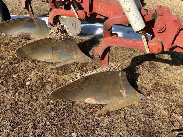 IH 710 5-18" PLOW, SEMI INT, AUTO RESET, (1) COULTER, NEW LAYS