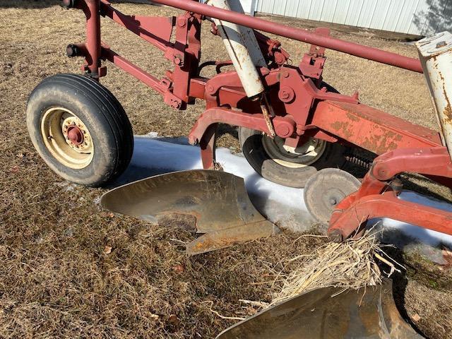 IH 710 5-18" PLOW, SEMI INT, AUTO RESET, (1) COULTER, NEW LAYS