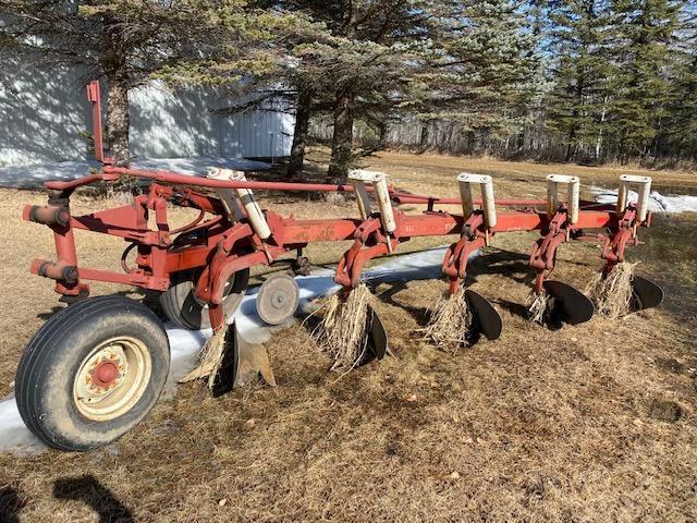 IH 710 5-18" PLOW, SEMI INT, AUTO RESET, (1) COULTER, NEW LAYS