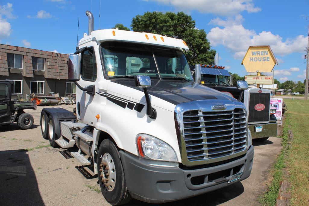 *** 2009 Freightliner Cascadia Day Cab Semi Tractor, SmartShift Trans, Mercedes Engine