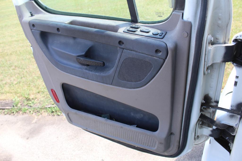 *** 2009 Freightliner Cascadia Day Cab Semi Tractor, SmartShift Trans, Mercedes Engine