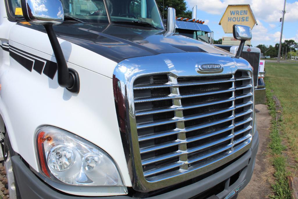 *** 2009 Freightliner Cascadia Day Cab Semi Tractor, SmartShift Trans, Mercedes Engine