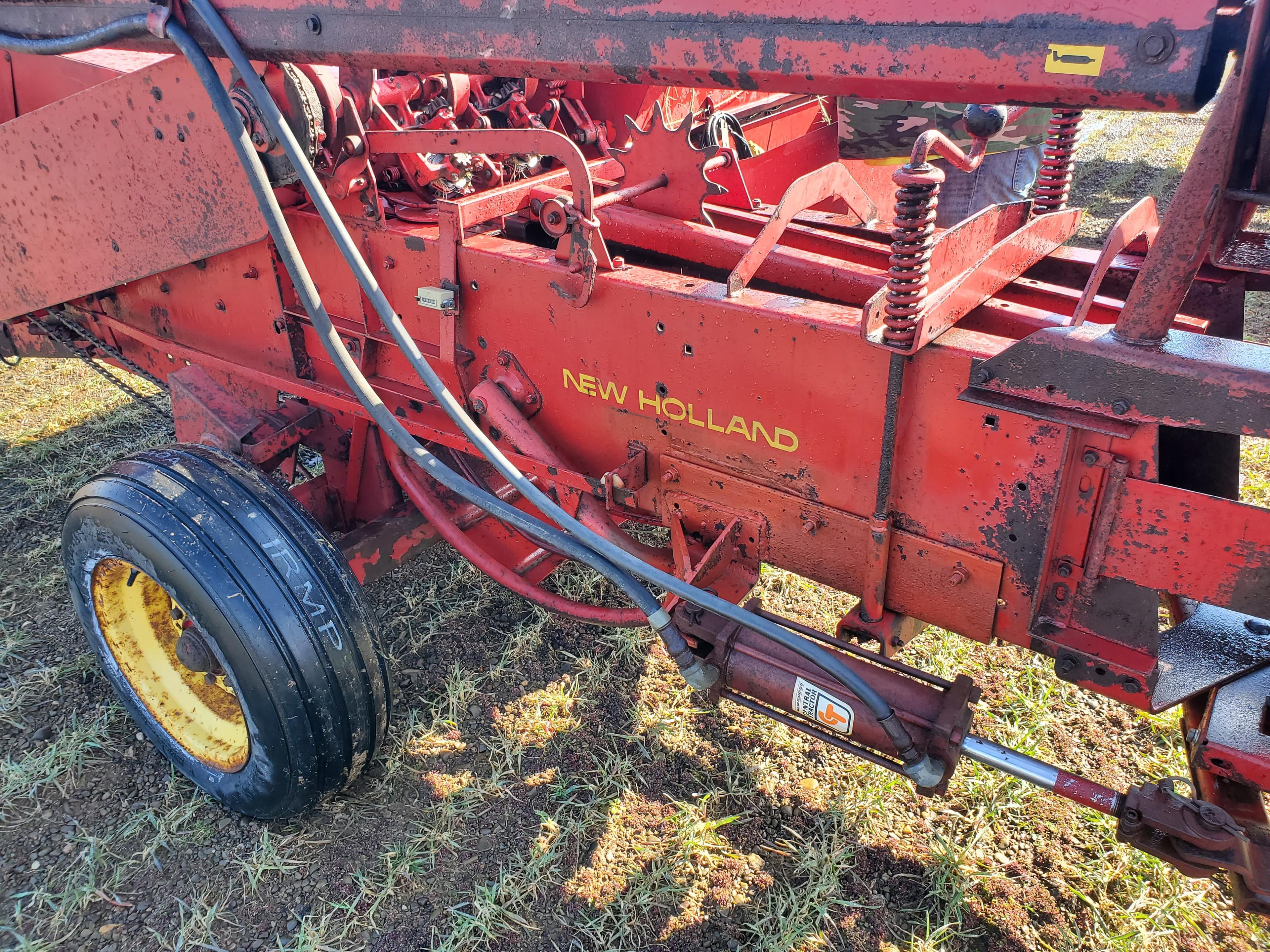New Holland 273 Baler with Model 70 Thrower