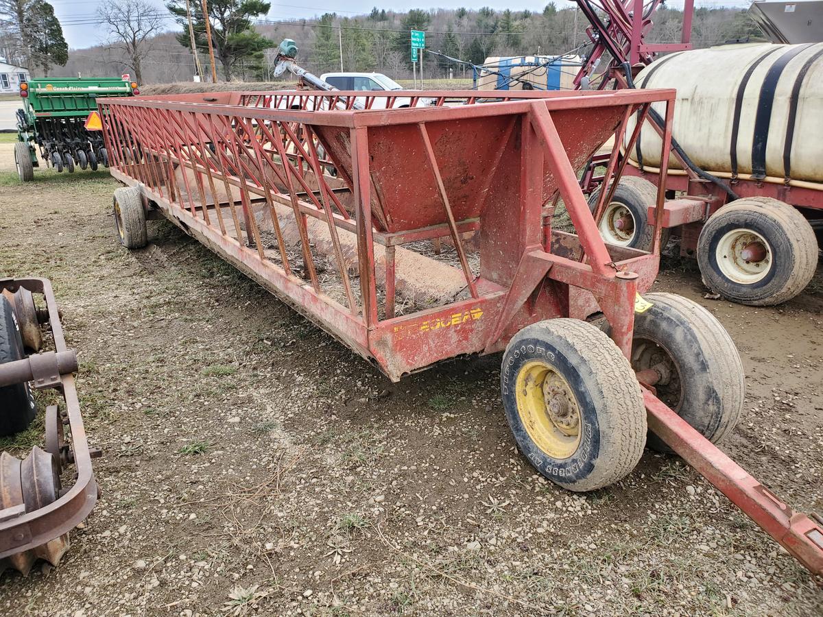 Pequea 525  25' Feeder Wagon
