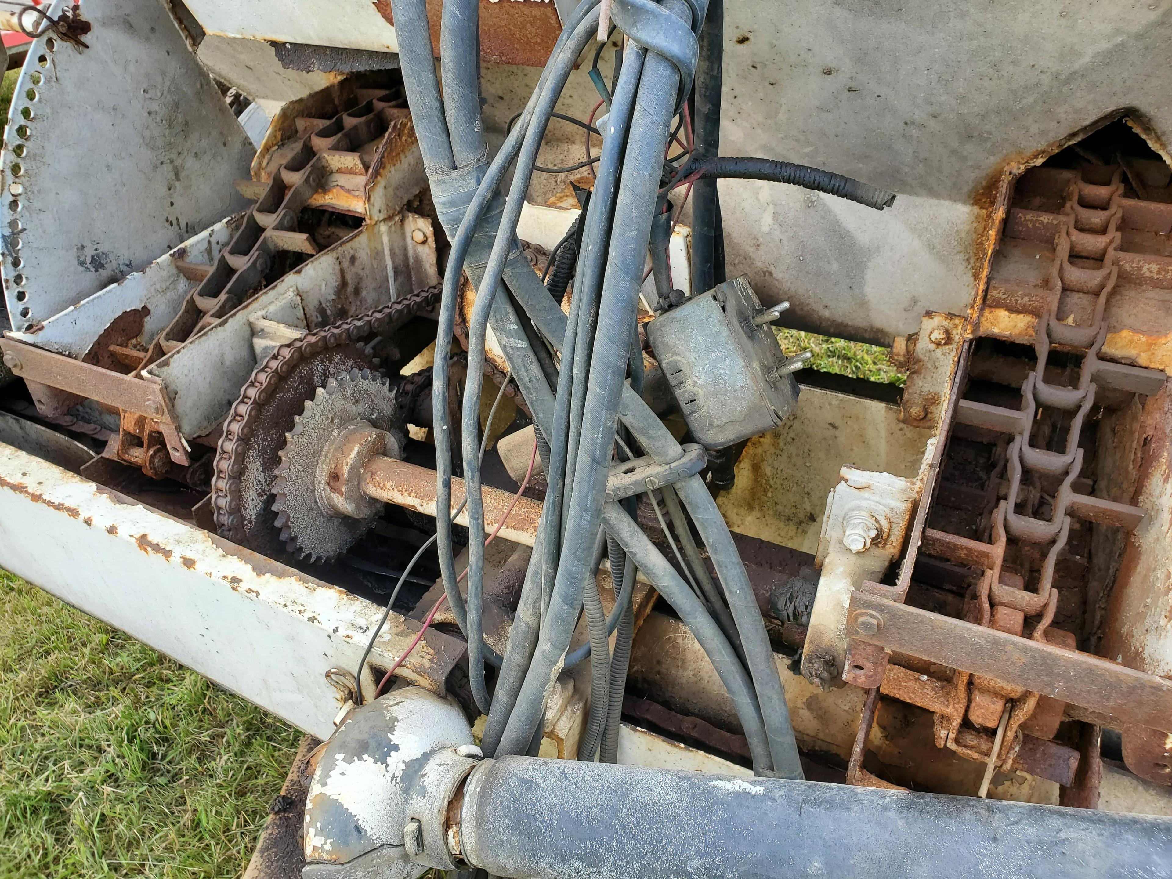 Tandem Axle Pull Type Approximately 5 Ton Fertilizer Spreader