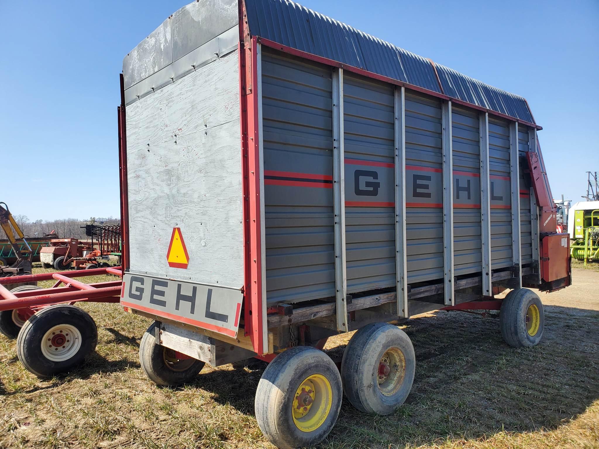Gehl 970  16' Forage Box