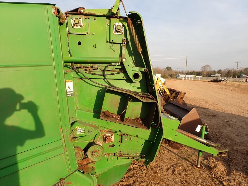 John Deere 335 Round Baler