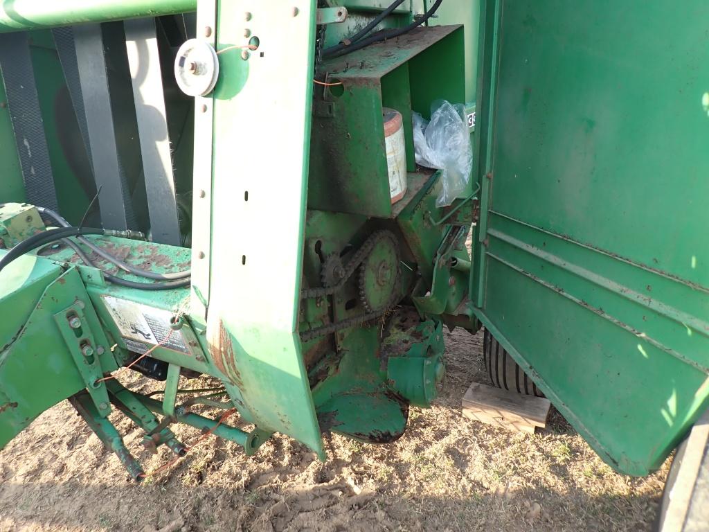 John Deere 335 Round Baler